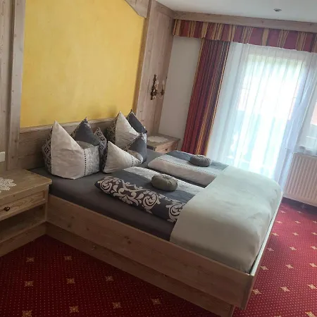 Hotel apartamentowy Gaestehaus Schrott Oetz
