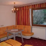 Ξενοδοχείο με διαμερίσματα Gaestehaus Schrott