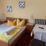 Ξενοδοχείο με διαμερίσματα Gaestehaus Schrott