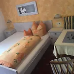 Ξενοδοχείο με διαμερίσματα Gaestehaus Schrott