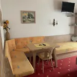 Gaestehaus Schrott מלון דירות