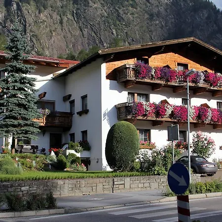 Aparthotel Gaestehaus Schrott Oetz