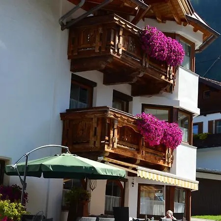 Aparthotel Gaestehaus Schrott Oetz